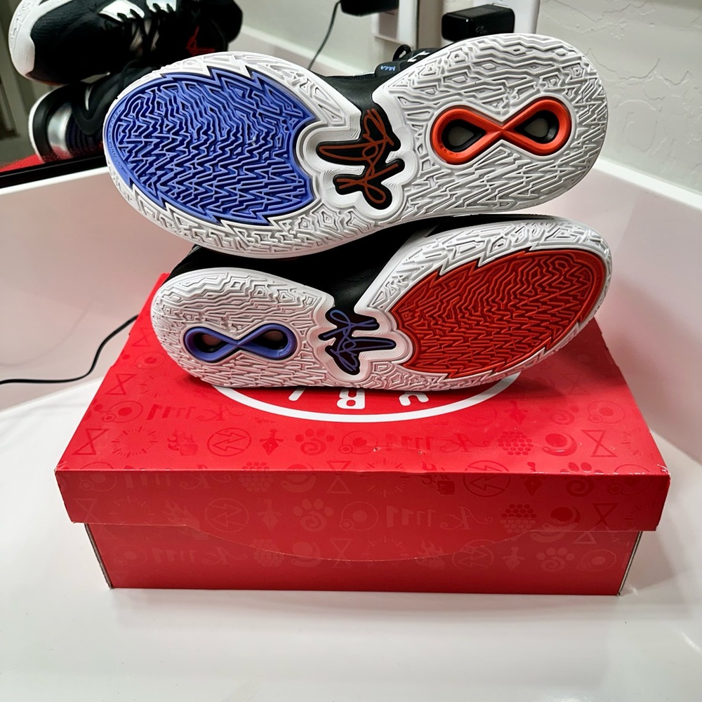 New Nike Kyrie Fire and Ice Basketball Shoes - Picture 5 of 7